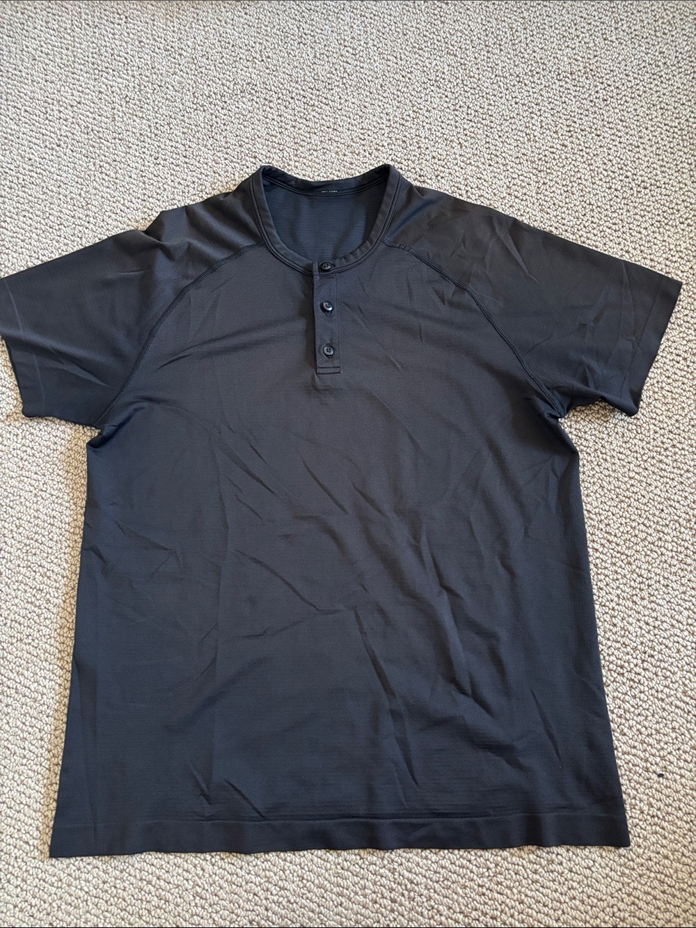 Men’s Lululemon tech shirt
